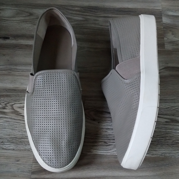 Vince Blair Perforated Leather Slip-On Sneakers size 7 - Picture 1 of 5